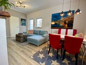 Een smart-tv en boeken