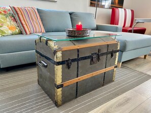 Televisor intel·ligent i llibres 