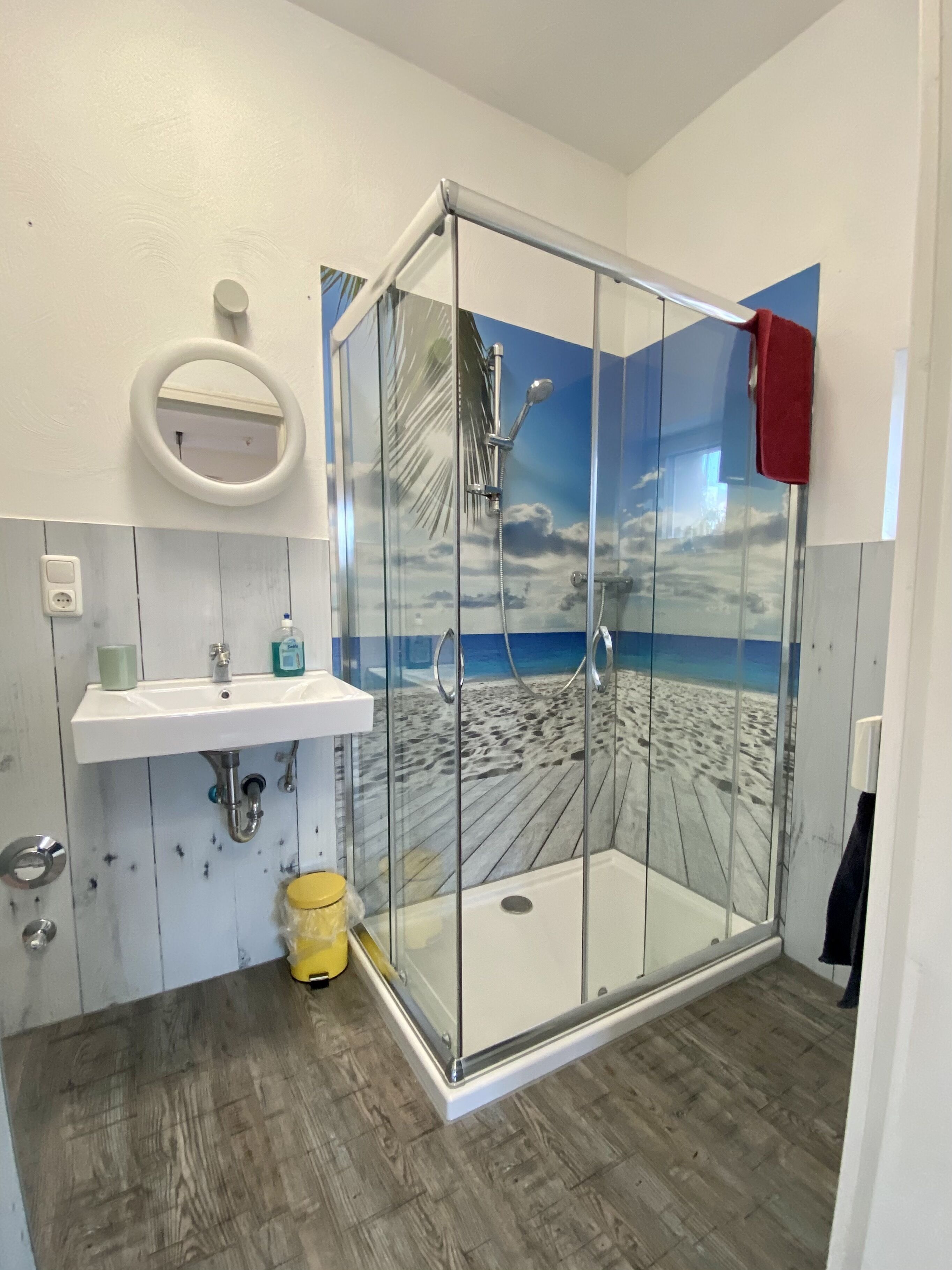 Een douche, een haardroger, handdoeken, zeep