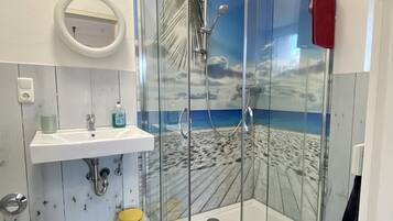 Een douche, een haardroger, handdoeken, zeep