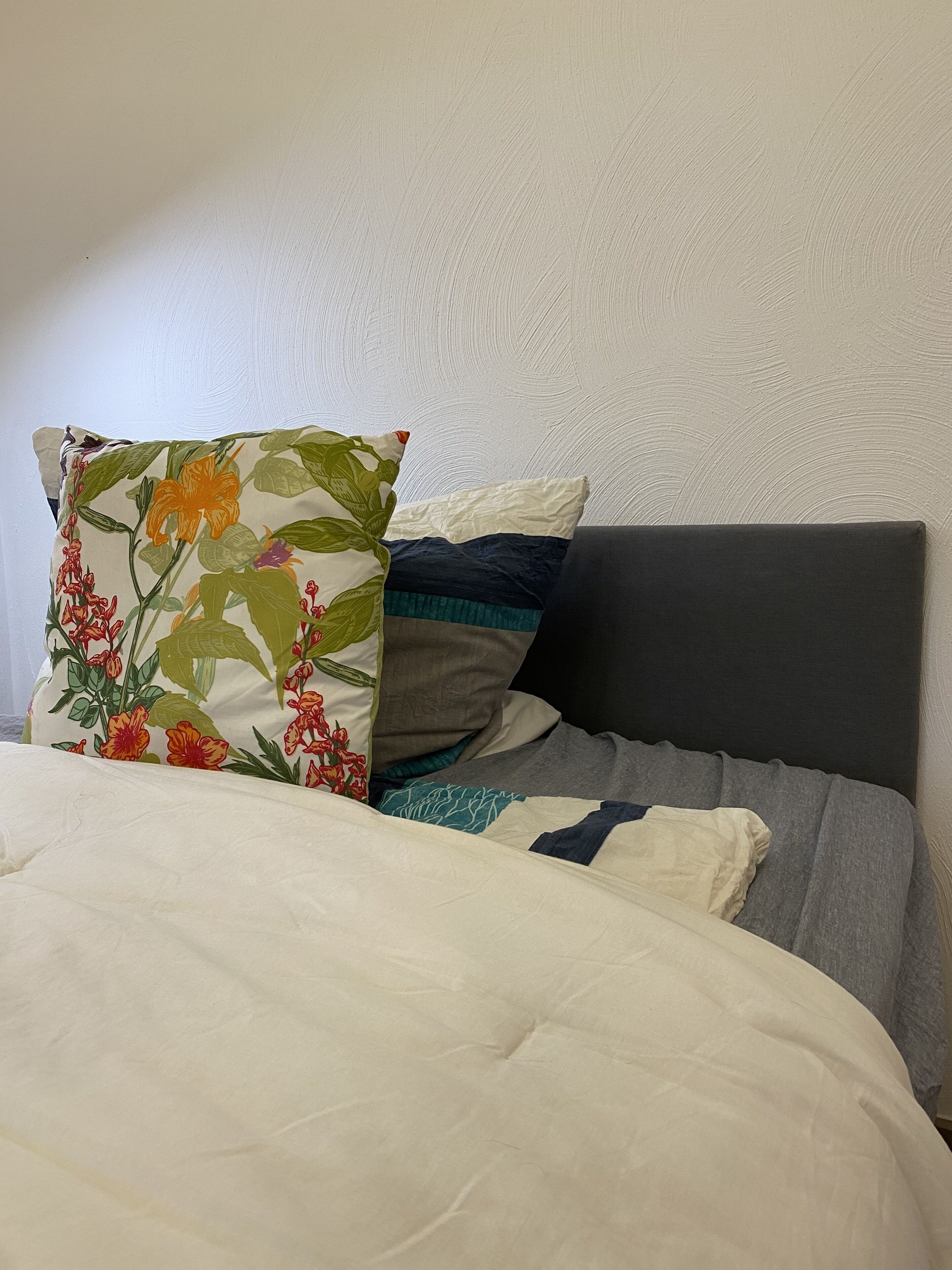 1 quarto, escrivaninha, ferros/tábuas de passar roupa, berço de viagem