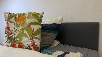 1 quarto, escrivaninha, ferros/tábuas de passar roupa, berço de viagem