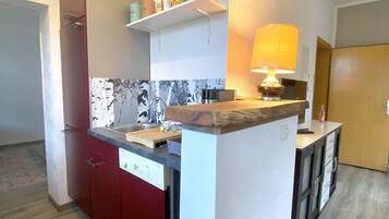 Een koelkast, een microgolfoven, een oven, een kookplaat