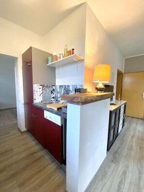 Réfrigérateur, four à micro-ondes, un four, surface de cuisson