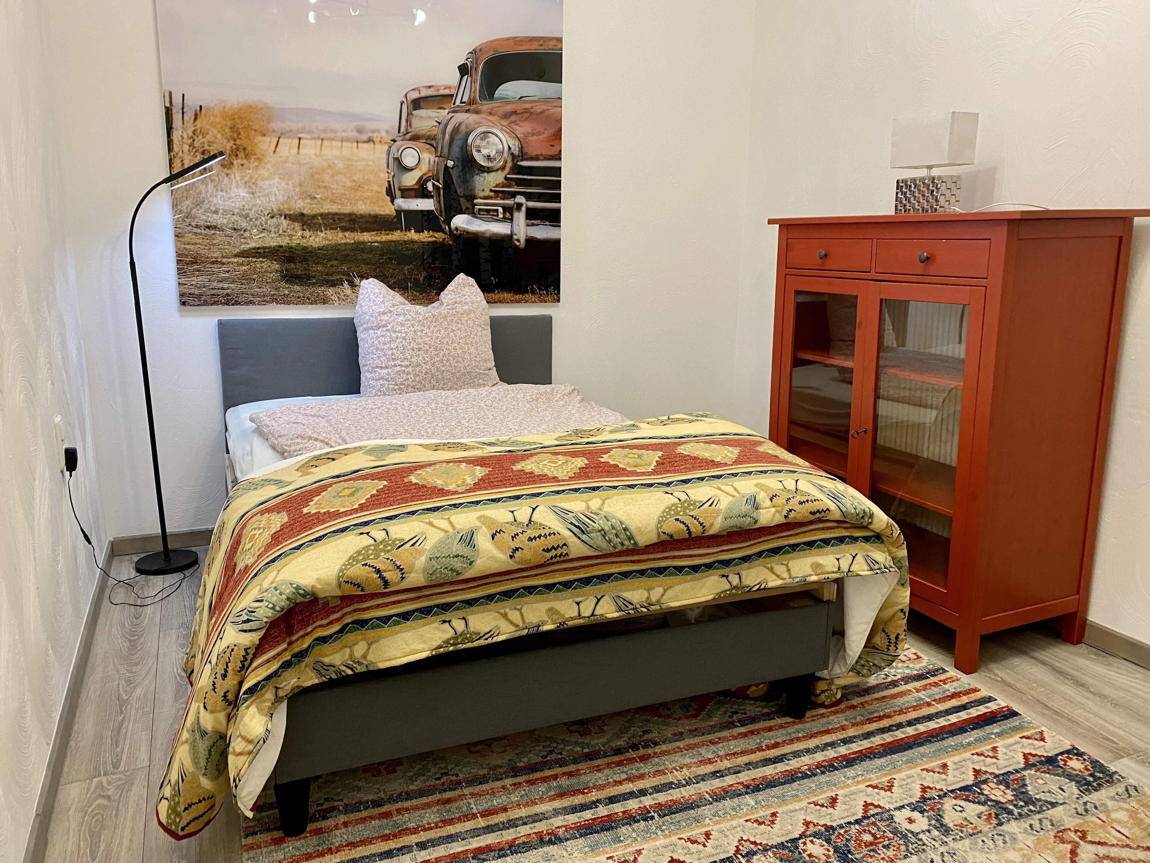 1 slaapkamer, een bureau, een strijkplank/strijkijzer, reisbedje