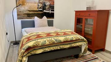 1 slaapkamer, een bureau, een strijkplank/strijkijzer, reisbedje