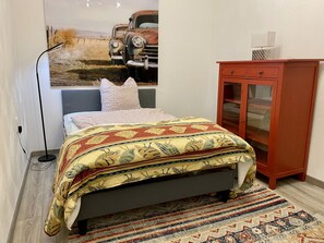 1 slaapkamer, een bureau, een strijkplank/strijkijzer, reisbedje