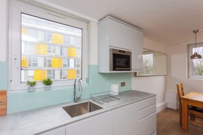 Fridge, microwave, oven, dishwasher - Spacious, Renovated 3BD Apartment in Old Street (London)