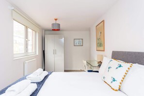 3 bedrooms, iron/ironing board, internet, bed sheets - Spacious 3BD Duplex Steps from Old Street Station (London)