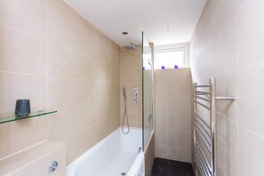 Bathtub, hair dryer, shampoo - Spacious 3BD Duplex Steps from Old Street Station (London)