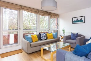 Living area - Spacious 3BD Duplex Steps from Old Street Station (London)
