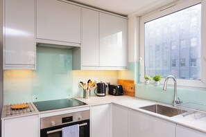Private kitchen - Spacious 3BD Duplex Steps from Old Street Station (London)