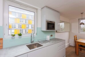 Køleskab, mikrobølgeovn, ovn, kogeplade