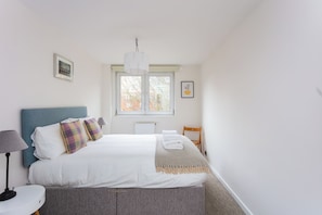3 bedrooms, iron/ironing board, internet, bed sheets - Spacious 3BD Duplex Steps from Old Street Station (London)