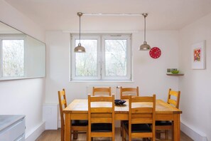 Dining - Spacious 3BD Duplex Steps from Old Street Station (London)