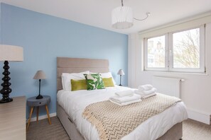 3 bedrooms, iron/ironing board, internet, bed sheets - Spacious, Renovated 3BD Apartment in Old Street (London)