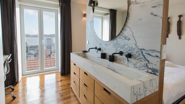 3 bedrooms, iron/ironing board, free WiFi, bed sheets - Stunning Penthouse w/ the best views by LovelyStay (Lisboa)