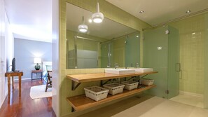 Secadora de cabello, toallas, papel de baño 