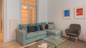 TV - Charming 3 Bedroom Wonder Downtown by LovelyStay (Lisboa)