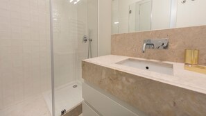 Een haardroger, handdoeken, toiletpapier