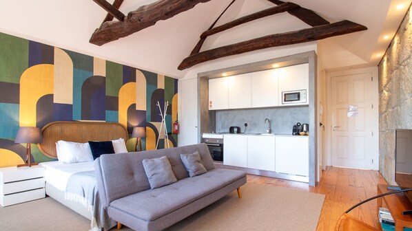 TV - Dirk Apartment - Almada 4º F by LovelyStay (Porto)