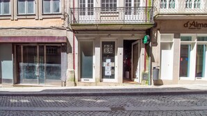 Un bâtiment doté d’une devanture, d’une entrée bien visible et d’un balcon avec une rambarde en métal.