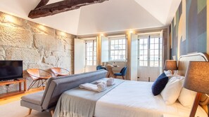 Free WiFi, bed sheets - Dirk Apartment - Almada 4º F by LovelyStay (Porto)