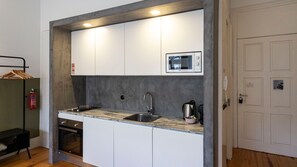 Réfrigérateur, four à micro-ondes, un four, surface de cuisson