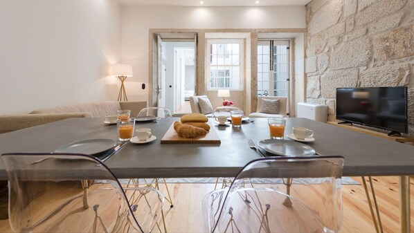 Enjoy a hearty breakfast at this inviting dining area, complete with a large table, comfortable seating, and a warm atmosphere.