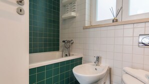Articles de toilette (gratuits), séchoir à cheveux, serviettes fournies