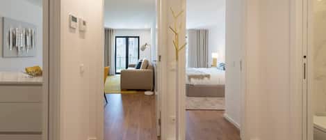 1 habitación, tabla de planchar con plancha y cuna de viaje