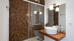 Secadora de cabello, toallas, papel de baño 