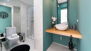 Een haardroger, handdoeken, toiletpapier