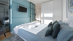 A modern bedroom with a large bed, a flat-screen TV mounted on the wall, and a sliding wardrobe. - Wohaza Flat w/ Parking by LovelyStay (Porto)