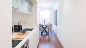 Réfrigérateur, four à micro-ondes, un four, surface de cuisson