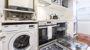 Frigorifero, microonde, forno, piano cottura