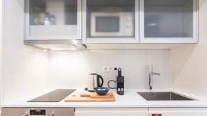 Réfrigérateur, four à micro-ondes, un four, surface de cuisson