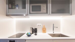 Kühlschrank, Mikrowelle, Ofen, Herdplatte