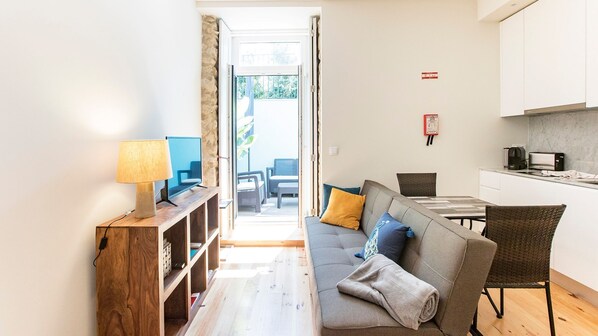 TV - Central Studio w/ Pool & Patio by LovelyStay (Porto)
