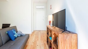 TV - Central Studio w/ Pool & Patio by LovelyStay (Porto)