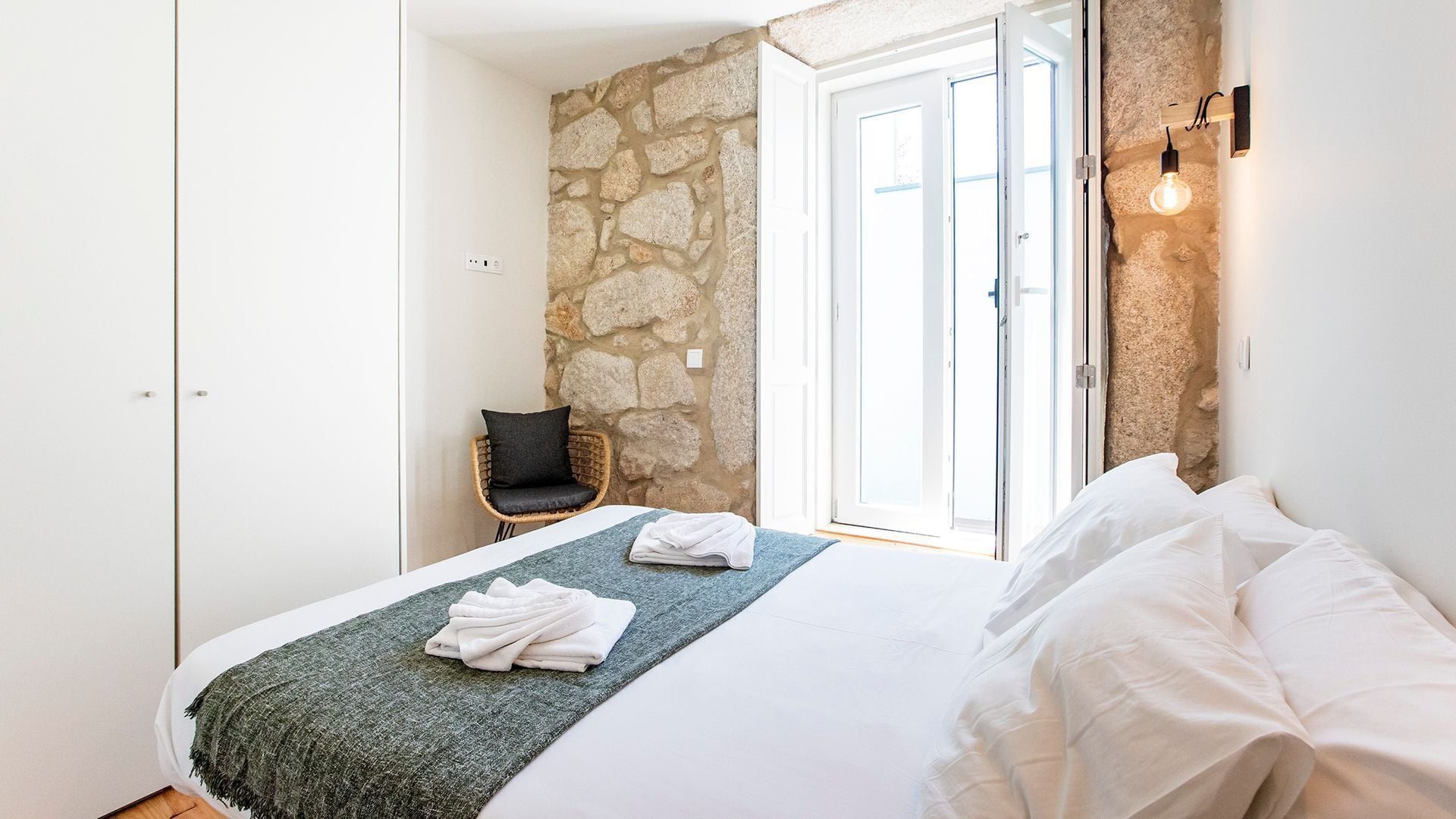 Tabla de planchar con plancha, wifi gratis y ropa de cama 