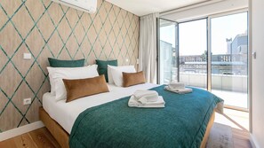 1 bedroom, iron/ironing board, free WiFi, bed sheets - Luminous Premium Loft w/AC & Terrace by LovelyStay (Porto)