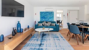 Un salon moderne avec un canapé, une table basse et un coin repas.