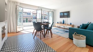 TV - Luminous Premium Loft w/AC & Terrace by LovelyStay (Porto)