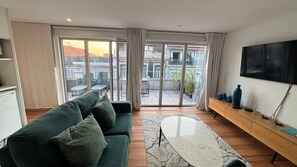TV - Luminous Premium Loft w/AC & Terrace by LovelyStay (Porto)