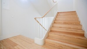 A wooden staircase with white railings and a white wall. - Porto Flores Plaza by LovelyStay (Porto)