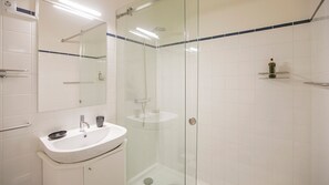 Hair dryer, towels - Porto Flores Plaza by LovelyStay (Porto)