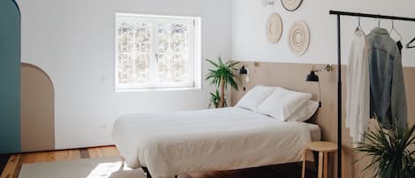 Een strijkplank/strijkijzer, gratis wifi, beddengoed