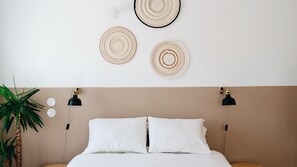 Tabla de planchar con plancha, wifi gratis y ropa de cama 