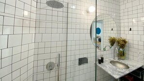 Haartrockner, Handtücher, Toilettenpapier